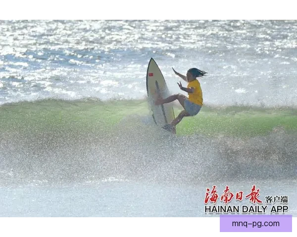 全球冲浪风潮下的极限挑战巅峰：冲浪公开赛闪耀启动