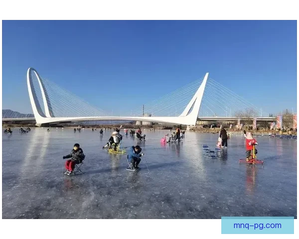 冰场激情燃烧,冰上精灵尽享舞姿盛宴 冰场激情燃烧,冰上精灵尽享舞姿盛宴