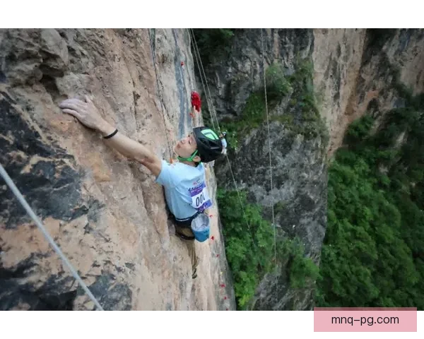 攀岩挑战赛：征服峭壁，勇攀高峰